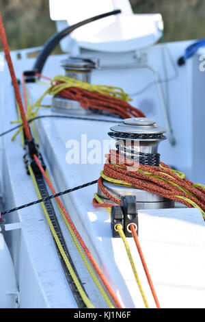 Détails de treuils et de cordes sur bateau à voile, bateau racer concept. vue verticale. Banque D'Images