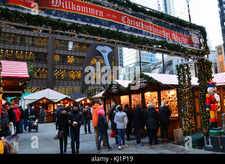 2017 Christkindlemarket annuel de Chicago est une tradition et enchante les visiteurs chaque année sous les yeux attentifs de la statue de Picasso dans Daley Plaza. Banque D'Images