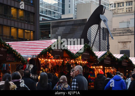 2017 Christkindlemarket annuel de Chicago est une tradition et enchante les visiteurs chaque année sous les yeux attentifs de la statue de Picasso dans Daley Plaza. Banque D'Images