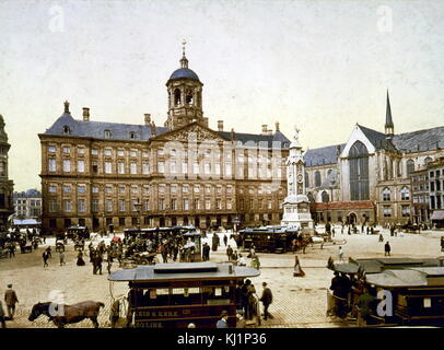 Impression photomécanique datée de 1900, représentant l'extrémité ouest de la Place du Dam à Amsterdam, montrant le palais royal néoclassique et le 15e siècle Gothic Nieuwe Kerk (nouvelle église). Les tramways tirés par des chevaux sont vus dans l'avant-plan. Banque D'Images