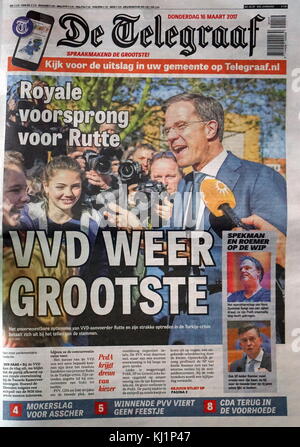 Titre sur la page d'un journal néerlandais, marquant ainsi le résultat de l'élection générale en mars 2017. Le titre 'Les markes plomb généreux de Mark Rutte le VVD chef de parti et premier ministre d'une élection disputée Élection générale axée sur la migration et crise des réfugiés en Hollande. Banque D'Images