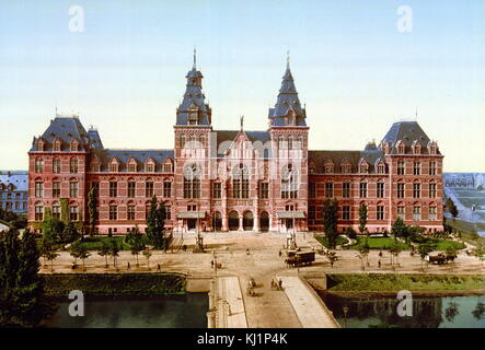 Impression photomécanique datée de 1900, représentant le Rijksmuseum, Amsterdam, Hollande. Le Rijksmuseum est un ressortissant néerlandais musée consacré aux arts et d'histoire à Amsterdam. Le musée est situé sur la Place du Musée à Amsterdam. Le Rijksmuseum a été fondée à La Haye en 1800 et s'installe à Amsterdam en 1808. L'actuel bâtiment principal a été conçu par Pierre Cuypers et a ouvert ses portes en 1885. Banque D'Images