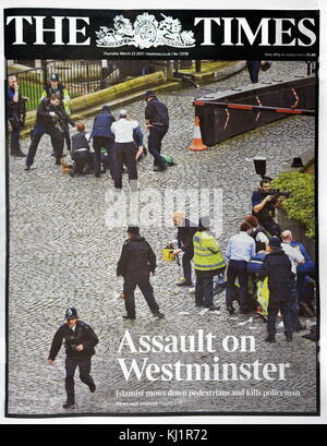 Page de titre pour le journal The Times, après le 22 mars 2017, une attaque terroriste, sur le pont de Westminster et le Parlement, dans le centre de Londres. L'attaquant de conduite d'un véhicule dans des piétons sur le pont de Westminster et une foule de personnes près de l'palace gates, puis poignardé mortellement un policier Banque D'Images