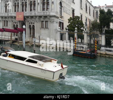 Ca' Vendramin Calergi est un palais sur le Grand Canal dans le sestiere (quartier) de Cannaregio à Venise, Italie du nord. Autres noms sous lesquels il est connu : Palazzo Vendramin Calergi, Palazzo Loredan Vendramin Calergi, et le Palazzo Loredan Griman Calergi Vendramin. Le bâtiment qui se distingue par son architecture a été l'accueil de nombreuses personnalités à travers l'histoire, et est connu comme le lieu où compositeur Richard Wagner est mort. En ce moment, il est à la maison pour le Casino de Venise (Casino di Venezia) et le Musée Wagner Wagner). Banque D'Images