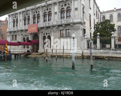 Ca' Vendramin Calergi est un palais sur le Grand Canal dans le sestiere (quartier) de Cannaregio à Venise, Italie du nord. Autres noms sous lesquels il est connu : Palazzo Vendramin Calergi, Palazzo Loredan Vendramin Calergi, et le Palazzo Loredan Griman Calergi Vendramin. Le bâtiment qui se distingue par son architecture a été l'accueil de nombreuses personnalités à travers l'histoire, et est connu comme le lieu où compositeur Richard Wagner est mort. En ce moment, il est à la maison pour le Casino de Venise (Casino di Venezia) et le Musée Wagner Wagner). Banque D'Images