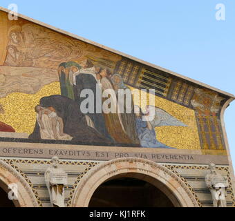 L'Eglise catholique romaine, Eglise de toutes les nations, (Basilique de l'Agonie), sur le Mont des Oliviers à Jérusalem, Israël. Situé à côté du jardin de Gethsémani. Elle consacre une section de roche où Jésus est dit avoir prié avant son arrestation. Banque D'Images