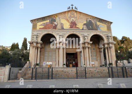 L'Eglise catholique romaine, Eglise de toutes les nations, (Basilique de l'Agonie), sur le Mont des Oliviers à Jérusalem, Israël. Situé à côté du jardin de Gethsémani. Elle consacre une section de roche où Jésus est dit avoir prié avant son arrestation. Banque D'Images