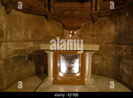 Sur le côté sud de l'autel, est un escalier grimpant jusqu'au Calvaire (Golgotha), traditionnellement considéré comme le site de la crucifixion de Jésus. Il contient le rocher du Calvaire (12e Gare de la croix). La roche peut être vu sous verre des deux côtés de l'autel, et sous l'autel qu'il y a un trou a dit d'être le lieu où la croix a été soulevée. Église du Saint-Sépulcre de Jérusalem. Pour les chrétiens orthodoxes cette église dans le quartier chrétien de la vieille ville de Jérusalem, contient, selon les traditions, les deux sites plus saint dans le christianisme : le site où Jésus de Nazareth a été présenté en Banque D'Images