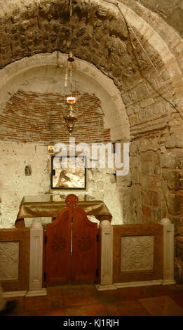 Sur le côté sud de l'autel, est un escalier grimpant jusqu'au Calvaire (Golgotha), traditionnellement considéré comme le site de la crucifixion de Jésus. Il contient le rocher du Calvaire (12e Gare de la croix). La roche peut être vu sous verre des deux côtés de l'autel, et sous l'autel qu'il y a un trou a dit d'être le lieu où la croix a été soulevée. Église du Saint-Sépulcre de Jérusalem. Pour les chrétiens orthodoxes cette église dans le quartier chrétien de la vieille ville de Jérusalem, contient, selon les traditions, les deux sites plus saint dans le christianisme : le site où Jésus de Nazareth a été présenté en Banque D'Images