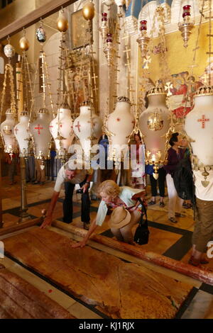 La pierre de l'onction, où le corps de Jésus est dit avoir été oint avant l'enterrement, à l'église du Saint-Sépulcre de Jérusalem. Pour les chrétiens orthodoxes cette église dans le quartier chrétien de la vieille ville de Jérusalem, contient, selon les traditions, les deux sites plus saint dans le christianisme : le site où Jésus de Nazareth a été présenté dans le temple, où il chassa les changeurs d'argent et a été crucifié. Au sein de l'église sont le siège de la Patriarche orthodoxe grec de Jérusalem. Banque D'Images