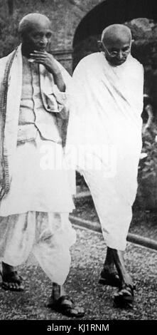 Avec Sardar Patel le Mahatma Gandhi lors d'une réunion du congrès, 1945. Mohandas Karamchand Gandhi (1869 - 1948), Gandhi a été le principal chef de l'indépendance de l'Inde en mouvement a décidé de l'Inde. À 5:17 pm le 30 janvier 1948, Banque D'Images