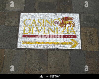 Ca' Vendramin Calergi est un palais sur le Grand Canal dans le sestiere (quartier) de Cannaregio à Venise, Italie du nord. Autres noms sous lesquels il est connu : Palazzo Vendramin Calergi, Palazzo Loredan Vendramin Calergi, et le Palazzo Loredan Griman Calergi Vendramin. Le bâtiment qui se distingue par son architecture a été l'accueil de nombreuses personnalités à travers l'histoire, et est connu comme le lieu où compositeur Richard Wagner est mort. En ce moment, il est à la maison pour le Casino de Venise (Casino di Venezia) et le Musée Wagner Wagner). Banque D'Images