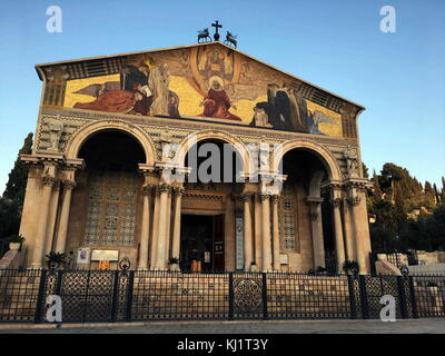 L'Eglise catholique romaine, Eglise de toutes les nations, (Basilique de l'Agonie), sur le Mont des Oliviers à Jérusalem, Israël. Situé à côté du jardin de Gethsémani. Elle consacre une section de roche où Jésus est dit avoir prié avant son arrestation. Banque D'Images