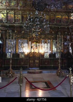 Autel restauré dans l'église de la Nativité, Bethléem, en Cisjordanie, en Palestine. L'église a été commandée en 327 par Constantin le Grand et sa mère Helena sur le site qui était traditionnellement considéré comme le lieu de naissance de Jésus. L'église de la Nativité d'origine du site basilique fut achevée en 339 et détruite par le feu pendant le Samaritain révoltes dans le 6ème siècle. Une nouvelle basilique fut construite 565 par Justinien, l'empereur byzantin, la restauration de la tonalité d'architecture de l'original. Banque D'Images