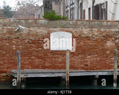 Ca' Vendramin Calergi est un palais sur le Grand Canal dans le sestiere (quartier) de Cannaregio à Venise, Italie du nord. Autres noms sous lesquels il est connu : Palazzo Vendramin Calergi, Palazzo Loredan Vendramin Calergi, et le Palazzo Loredan Griman Calergi Vendramin. Le bâtiment qui se distingue par son architecture a été l'accueil de nombreuses personnalités à travers l'histoire, et est connu comme le lieu où compositeur Richard Wagner est mort. En ce moment, il est à la maison pour le Casino de Venise (Casino di Venezia) et le Musée Wagner Wagner). Banque D'Images