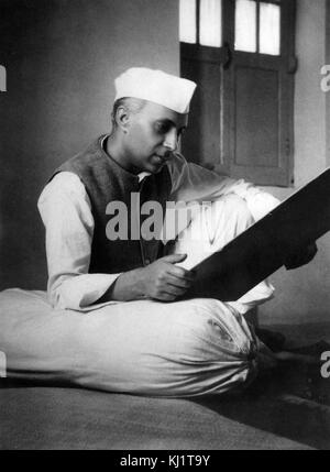 Jawaharlal Nehru (1889 -1964) Premier Premier Ministre de l'Inde et une figure centrale dans la politique indienne avant et après l'indépendance. leader du mouvement d'indépendance indienne sous l'enseignement du mahatma Gandhi et a jugé l'Inde à partir de sa création en tant que nation indépendante en 1947 jusqu'à sa mort en 1964. Banque D'Images