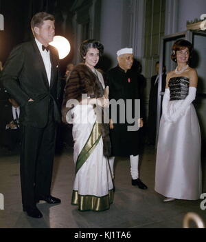 Le président John Kennedy avec Jawaharlal Nehru (1889 -1964) Premier Premier Ministre de l'Inde, Washington DC, 1961. Jacquie Kennedy et regardez sur Indira Gandhi Banque D'Images