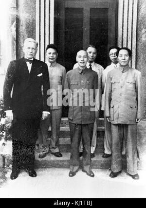 Le Président Chiang Kai-shek, centre, et Mao Zedong, à droite, avec l'Ambassadeur des Etats-Unis en Chine, Patrick J. Hurley à Chongqing, Chine. Banque D'Images