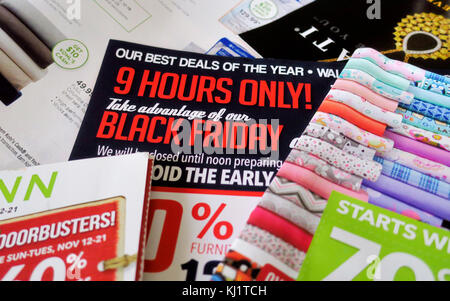 Un groupe d'annonces vendredi noir étendu sur une table l'accent sur la traite et 'door busters'. Banque D'Images