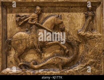 La sculpture sur pierre représentant Saint Georges terrassant le dragon. En date du 17e siècle Banque D'Images