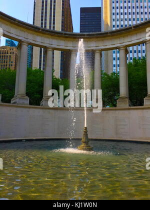 Monument du millénaire péristyle à Wrigley Square à Chicago. Le Monument du millénaire est dans un péristyle de calcaire de la sculpture. En date du 21e siècle Banque D'Images