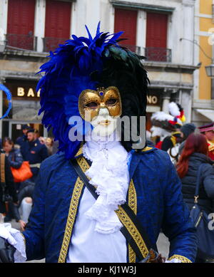 Présence en costume au Carnaval de Venise (Carnevale di Venezia), un festival annuel de Venise, Italie. A commencé à se souvenir d'une victoire de la 'Serenissima Repubblica' contre le patriarche d'Aquilée, dans l'année 1162. En l'honneur de cette victoire, les gens ont commencé à danser et à se rassembler à la place San Marco. Banque D'Images