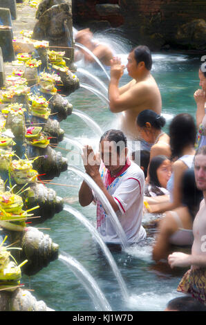 Un hindou, Tirta Empul Printemps saint temple de l'eau situé près de la ville de Bali Tampaksiring où les fidèles viennent pour la purification Banque D'Images