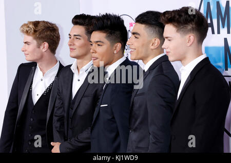 Los Angeles, États-Unis. 19 novembre 2017. Brady Tutton, chance Perez, Sergio Calderon Jr., Drew Ramos et Michael Conor (dans la vraie vie) assistent aux American Music Awards 2017 au Microsoft Theatre le 19 novembre 2017 à Los Angeles, Californie. Crédit: Geisler-Fotopress/Alay Live News Banque D'Images