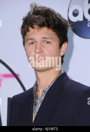 Los Angeles, USA. 19 novembre, 2017. - Ansel elgort. 2017 american music awards - Salle de presse tenue au théâtre de microsoft à Los angeles. Crédit photo : birdie thompson/admedia crédit : birdie thompson/admedia/zuma/Alamy fil live news Banque D'Images