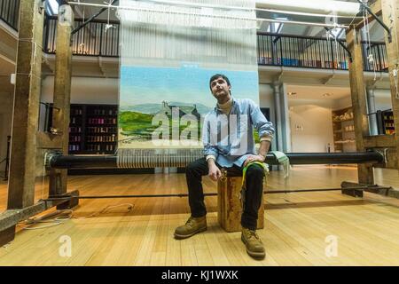 Edinburgh, UK . 20 novembre, 2017.dovecot studios coupé de la gaine une nouvelle tapisserie par son altesse royale, le prince Charles, duc de Rothesay, tissée par apprenti ben weaver hymers comme le projet définitif dans ses trois ans d'apprentissage de dovecot. La tapisserie cottage abandonné sur l'île de stroma, caithness apparaît sur l'dovecotõs visualisation studio de tapisserie balcon du vendredi 24 novembre dans le cadre d'une exposition pour mettre en évidence l'apprentissage. benõs la tapisserie, qui a eu ben hymers huit mois pour tisser, dépeint une aquarelle peinte par son altesse royale en Ecosse. cred Banque D'Images