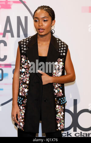 Yara shahidi assiste à la 2017 american music awards au théâtre de Microsoft le 19 novembre 2017 à Los Angeles, Californie. Banque D'Images