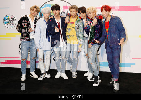 Los ANGELES, CA - 19 NOVEMBRE: BTS (alias Bangtan Boys) pose dans la salle de presse aux American Music Awards 2017 au Microsoft Theatre le 19 novembre 2017 à Los Angeles, Californie, États-Unis crédit: John Rasimus/MediaPunch ***FRANCE, SUÈDE, NORVÈGE, DENARK, FINLANDE, États-Unis, RÉPUBLIQUE TCHÈQUE, AMÉRIQUE DU SUD SEULEMENT*** Banque D'Images
