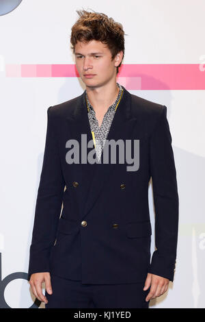 Los ANGELES, CA - NOVEMBRE 19: Ansel Elgort pose dans la salle de presse au 2017 American Music Awards au Microsoft Theatre le 19 novembre 2017 à Los Angeles, Californie, Etats-Unis crédit: John Rasimus/MediaPunch ***FRANCE, SUÈDE, NORVÈGE, DENARK, FINLANDE, Etats-Unis, RÉPUBLIQUE TCHÈQUE, AMÉRIQUE DU SUD seulement*** Banque D'Images