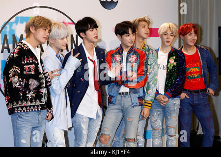 Los ANGELES, CA - 19 NOVEMBRE: BTS (alias Bangtan Boys) pose dans la salle de presse aux American Music Awards 2017 au Microsoft Theatre le 19 novembre 2017 à Los Angeles, Californie, États-Unis crédit: John Rasimus/MediaPunch ***FRANCE, SUÈDE, NORVÈGE, DENARK, FINLANDE, États-Unis, RÉPUBLIQUE TCHÈQUE, AMÉRIQUE DU SUD SEULEMENT*** Banque D'Images