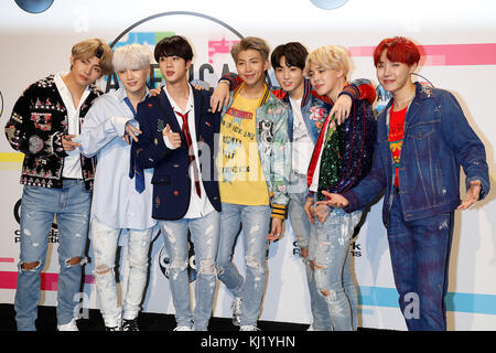 Los ANGELES, CA - 19 NOVEMBRE: BTS (alias Bangtan Boys) pose dans la salle de presse aux American Music Awards 2017 au Microsoft Theatre le 19 novembre 2017 à Los Angeles, Californie, États-Unis crédit: John Rasimus/MediaPunch ***FRANCE, SUÈDE, NORVÈGE, DENARK, FINLANDE, États-Unis, RÉPUBLIQUE TCHÈQUE, AMÉRIQUE DU SUD SEULEMENT*** Banque D'Images