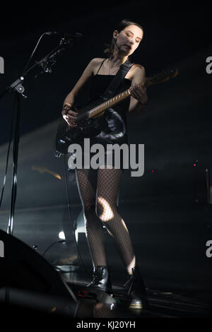 Brighton, UK. 20 Nov, 2017. Ellie Rowsell de Wolf Alice, effectuant au Brighton Dome, en Angleterre. Crédit : Jason Richardson/Alamy Live News Banque D'Images