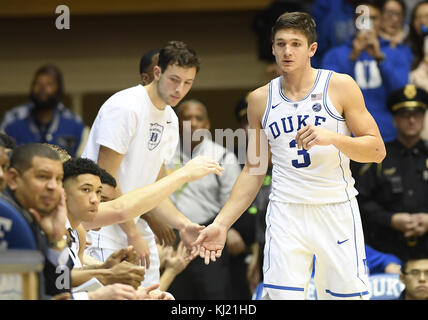 Durham, North Carolina, USA. 20 Nov, 2017. GRAYSON ALLEN (3) du duc est félicité par ses coéquipiers. Le Duke Blue Devils a accueilli les Paladins Furman au Cameron Indoor Stadium à Durham, N.C. Credit : Fabian Radulescu/ZUMA/Alamy Fil Live News Banque D'Images