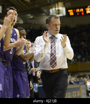 Durham, North Carolina, USA. 20 Nov, 2017. BOB RICHEY, droite, entraîneur en chef de Furman encourage ses joueurs. Le Duke Blue Devils a accueilli les Paladins Furman au Cameron Indoor Stadium à Durham, N.C. Credit : Fabian Radulescu/ZUMA/Alamy Fil Live News Banque D'Images