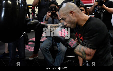 CA. 20 novembre 2017. Lors de sa dernière séance d'entraînement SoCal Media Day Miguel Cotto, quatre divisions, six fois champion du monde, et actuel WBO Jr. Le champion du monde poids moyen s'entraîne au gymnase Wild Card lundi. Miguel Cotto affrontera Sadam Ali le 2 décembre au Madison Square Garden Arena et sera retransmis en direct sur HBO alors que Miguel Cotto se retirera de la boxe. (Photo de Gene Blevins/LA DailyNews/SCNG/ZUMAPRESS. Crédit : Gene Blevins/ZUMA Wire/Alamy Live News Banque D'Images