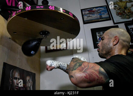 CA. 20 novembre 2017. Lors de sa dernière séance d'entraînement SoCal Media Day Miguel Cotto, quatre divisions, six fois champion du monde, et actuel WBO Jr. Le champion du monde poids moyen s'entraîne au gymnase Wild Card lundi. Miguel Cotto affrontera Sadam Ali le 2 décembre au Madison Square Garden Arena et sera retransmis en direct sur HBO alors que Miguel Cotto se retirera de la boxe. (Photo de Gene Blevins/LA DailyNews/SCNG/ZUMAPRESS. Crédit : Gene Blevins/ZUMA Wire/Alamy Live News Banque D'Images