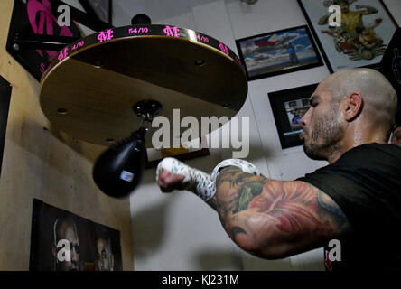 CA. 20 novembre 2017. Lors de sa dernière séance d'entraînement SoCal Media Day Miguel Cotto, quatre divisions, six fois champion du monde, et actuel WBO Jr. Le champion du monde poids moyen s'entraîne au gymnase Wild Card lundi. Miguel Cotto affrontera Sadam Ali le 2 décembre au Madison Square Garden Arena et sera retransmis en direct sur HBO alors que Miguel Cotto se retirera de la boxe. (Photo de Gene Blevins/LA DailyNews/SCNG/ZUMAPRESS. Crédit : Gene Blevins/ZUMA Wire/Alamy Live News Banque D'Images