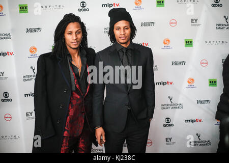 New York, États-Unis. 20 novembre 2017. New York, États-Unis. 20 novembre 2017. Laurent Nicolas Bourgeois et Larry Nicolas Bourgeois, les Twins lors du 45ème gala International Emmy Awards à New York le 20 novembre 2017. Le Prix International Emmy est une cérémonie de remise de prix décernée par l'Académie internationale des arts et des sciences de la télévision en reconnaissance des meilleurs programmes de télévision initialement produits et diffusés à l'extérieur des États-Unis. (Photo: William VOLCOV/BRÉSIL PHOTO PRESSE) crédit: Brésil photo Press/Alay Live News Banque D'Images