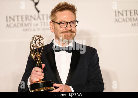 New York, États-Unis. 20 novembre 2017. New York, États-Unis. 20 novembre 2017. Kenneth Branagh pose avec prix pour la meilleure performance d'un acteur à Wallander lors du 45ème gala International Emmy Awards à New York le 20 novembre 2017. Le Prix International Emmy est une cérémonie de remise de prix décernée par l'Académie internationale des arts et des sciences de la télévision en reconnaissance des meilleurs programmes de télévision initialement produits et diffusés à l'extérieur des États-Unis. (Photo: William VOLCOV/BRÉSIL PHOTO PRESSE) crédit: Brésil photo Press/Alay Live News Banque D'Images