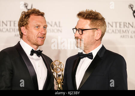 New York, États-Unis. 20 novembre 2017. New York, États-Unis. 20 novembre 2017. Kenneth Branagh pose avec prix pour la meilleure performance d'un acteur à Wallander lors du 45ème gala International Emmy Awards à New York le 20 novembre 2017. Le Prix International Emmy est une cérémonie de remise de prix décernée par l'Académie internationale des arts et des sciences de la télévision en reconnaissance des meilleurs programmes de télévision initialement produits et diffusés à l'extérieur des États-Unis. (Photo: William VOLCOV/BRÉSIL PHOTO PRESSE) crédit: Brésil photo Press/Alay Live News Banque D'Images