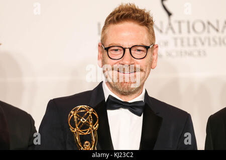 New York, États-Unis. 20 novembre 2017. New York, États-Unis. 20 novembre 2017. Kenneth Branagh pose avec prix pour la meilleure performance d'un acteur à Wallander lors du 45ème gala International Emmy Awards à New York le 20 novembre 2017. Le Prix International Emmy est une cérémonie de remise de prix décernée par l'Académie internationale des arts et des sciences de la télévision en reconnaissance des meilleurs programmes de télévision initialement produits et diffusés à l'extérieur des États-Unis. (Photo: William VOLCOV/BRÉSIL PHOTO PRESSE) crédit: Brésil photo Press/Alay Live News Banque D'Images