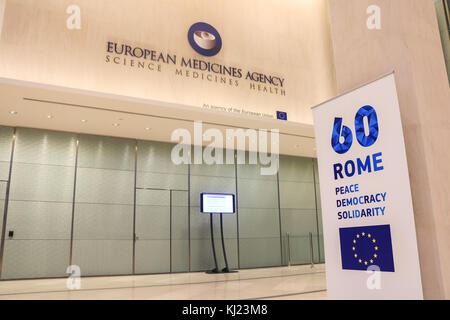 Londres, Royaume-Uni. 21 novembre 2017. L'Agence européenne des médecins, qui aide les autorités nationales à autoriser la vente de médicaments sur le marché unique de l'UE, qui compte environ 500 millions de personnes, sera relocalisé à Amsterdam suite d'une décision de 27 États membres de l'UE à la suite du Brexit et de la décision du Royaume-Uni de quitter l'Union européenne. L'EMA est basée à Canary Wharf dans l'est de Londres depuis 1995 et compte environ 900 employés Banque D'Images