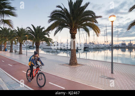 Porto de Palma, Majorque, Espagne. Le mardi 21 novembre 2017. Météo Majorque : Lever du Soleil sur le port de Palma de Majorque. Des centaines de yachts sont amarrés et c'est une destination populaire pour la marche, le jogging et la randonnée à vélo Banque D'Images