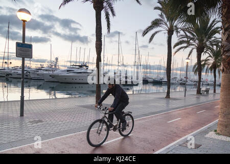 Porto de Palma, Majorque, Espagne. Le mardi 21 novembre 2017. Météo Majorque : Lever du Soleil sur le port de Palma de Majorque. Des centaines de yachts sont amarrés et c'est une destination populaire pour la marche, le jogging et la randonnée à vélo Banque D'Images