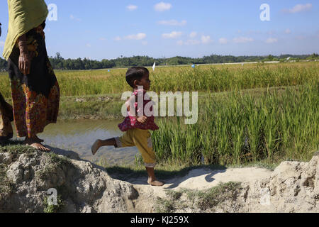 18 novembre 2017 - Cox's bazar, Bangladesh - les Rohingyas un enfant marche avec sa mère après avoir traversé le camp vers le Bangladesh ''", à la frontière du Myanmar anjuman para près de Cox's bazar. crédit : md. mehedi hasan/zuma/Alamy fil live news Banque D'Images