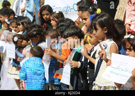 Taiz, Yémen. Le 20 novembre 2017 - des dizaines d'enfants manifestent dans la ville de Taiz, dans le Sud-Ouest du Yémen, condamnant la guerre en cours dans la ville et dans le pays depuis le début de 2015, et exigeant de toutes les parties qu'elles cessent les combats. Les enfants de l'école Badr Al-Ahlia, dans le centre de la ville, ont hissé des banderoles illustrant leurs souffrances à Taiz, assiégée par les rebelles houthis et leurs forces alliées fidèles à l'ancien président Ali Abdullah Saleh depuis août 2015. Crédit : ZUMA Press, Inc/Alamy Live News Banque D'Images